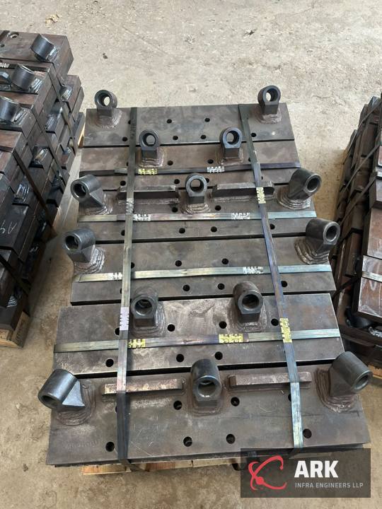 Trench plates with carbide tooth pockets